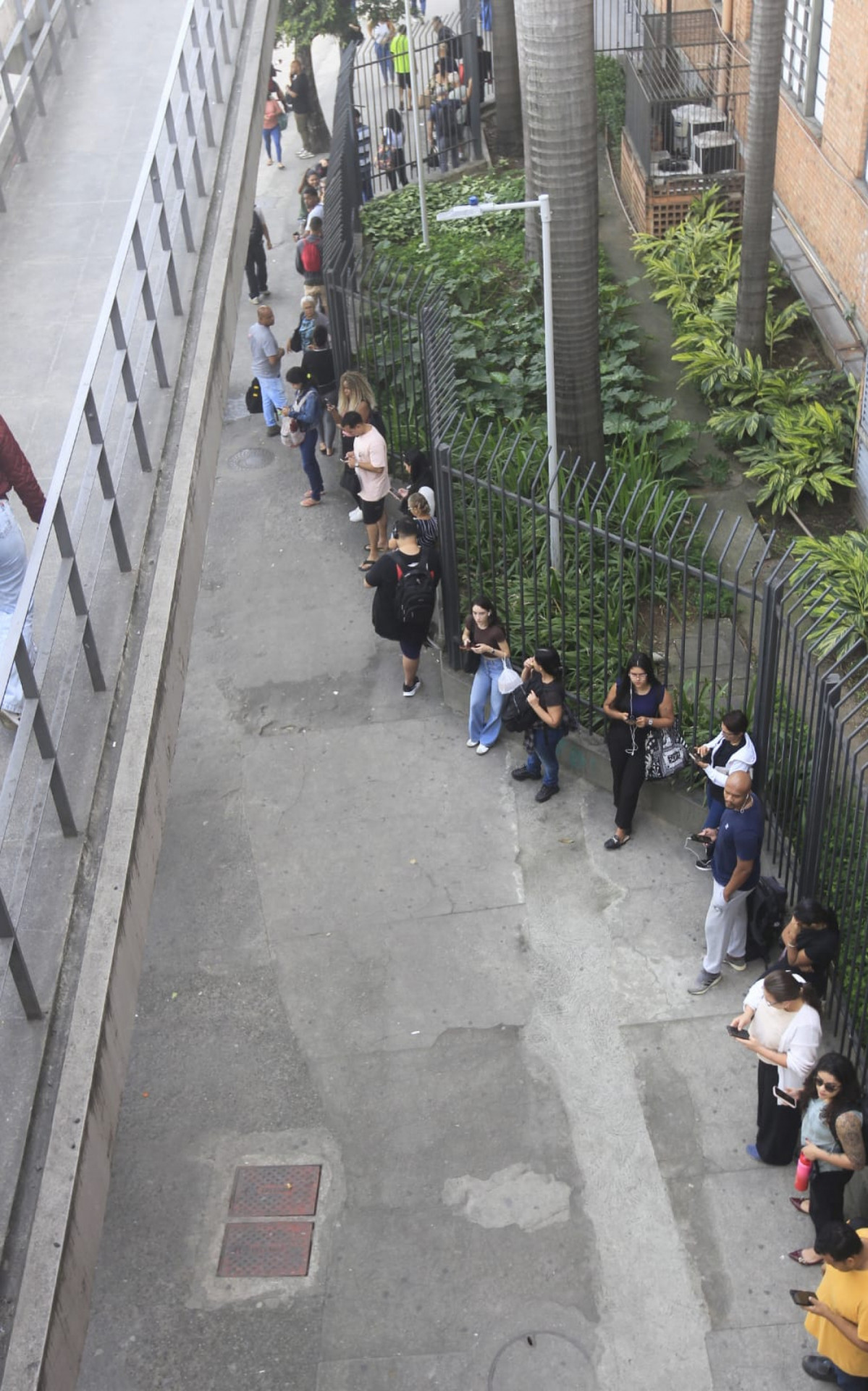 Ponto de ônibus em Del Castilho registra longas filas - Reginaldo Pimenta/Agência O DIA