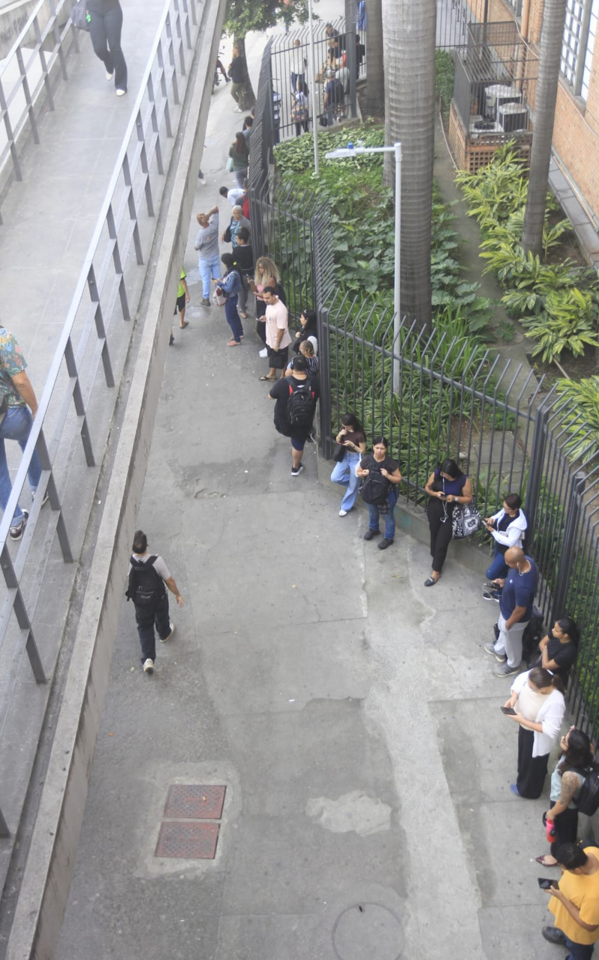 Ponto de ônibus em Del Castilho registra longas filas - Reginaldo Pimenta/Agência O DIA
