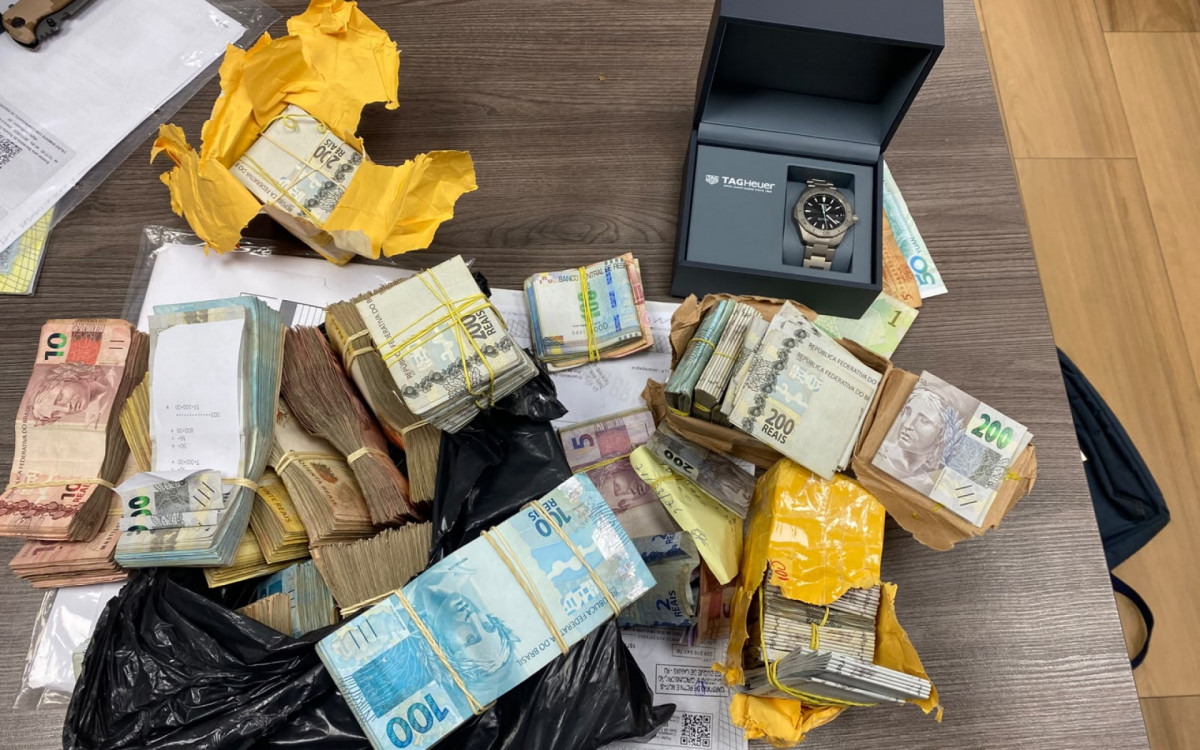 Dinheiro apreendido em sala empresarial em Xerém, na Baixada, durante a  Operação Anáfora II