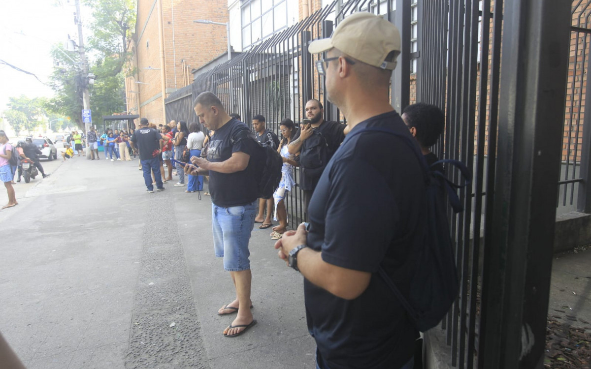 Ponto de ônibus em Del Castilho registra longas filas - Reginaldo Pimenta/Agência O DIA