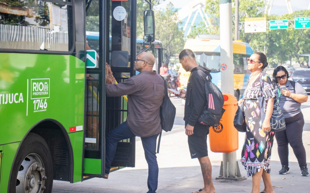 Passageiros pegando ônibus na Leopoldina, no Centro - Érica Martin/Agência O DIA
