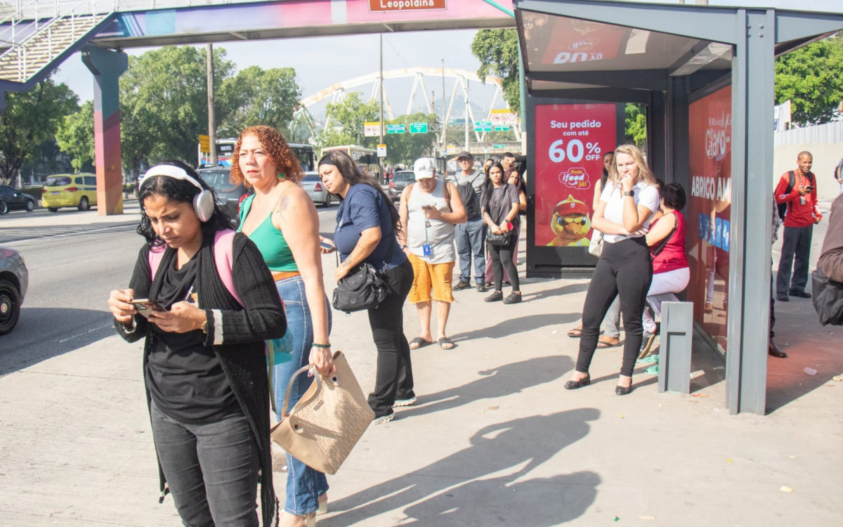 Longas filas durante a greve de ônibus no Rio - Érica Martin/Agência O DIA