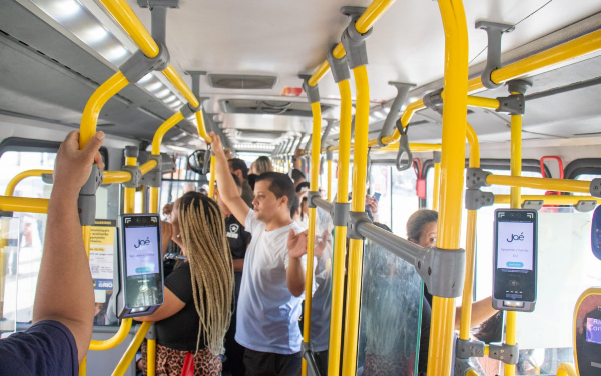 Passageiros pegaram ônibus cheio em meio à greve - Érica Martin/Agência O DIA