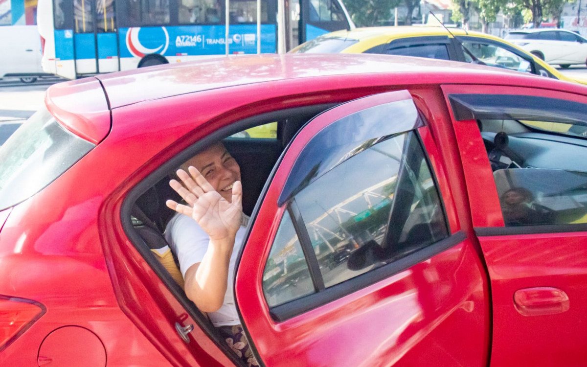 Denise Martins optou por um carro por aplicativo após demora dos ônibus - Érica Martin/Agência O DIA