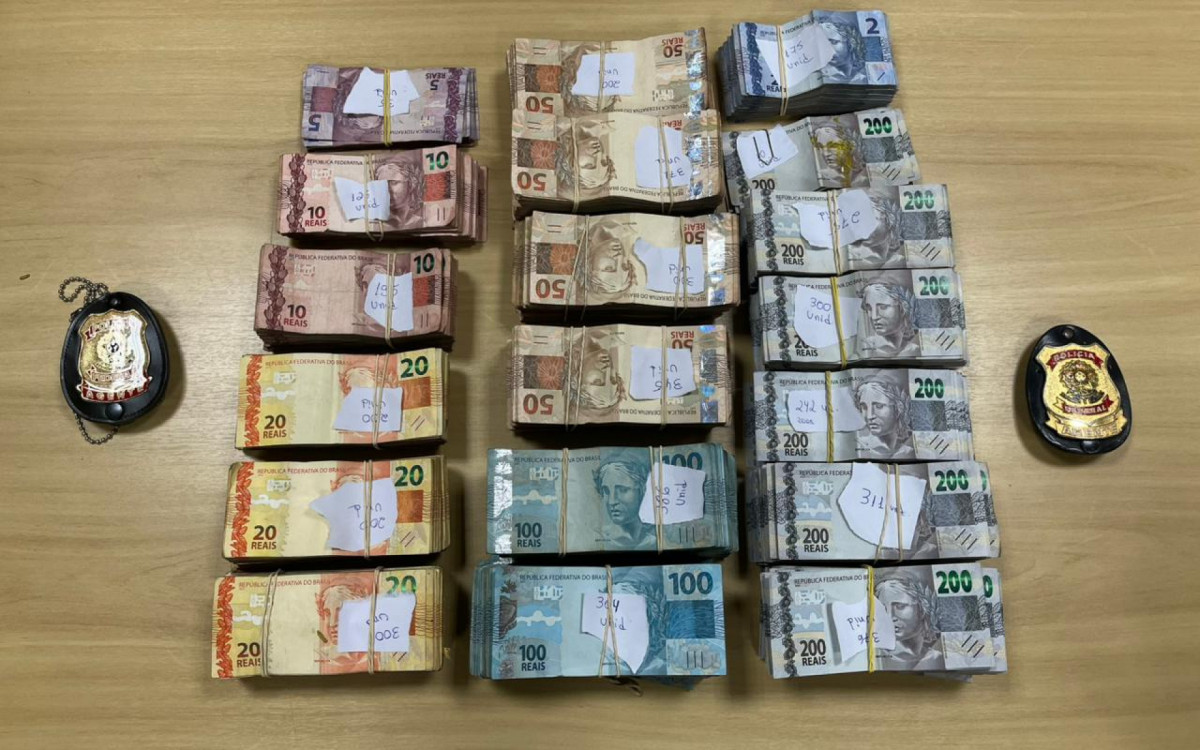 Dinheiro apreendido em sala empresarial em Xerém, na Baixada, durante a  Operação Anáfora II