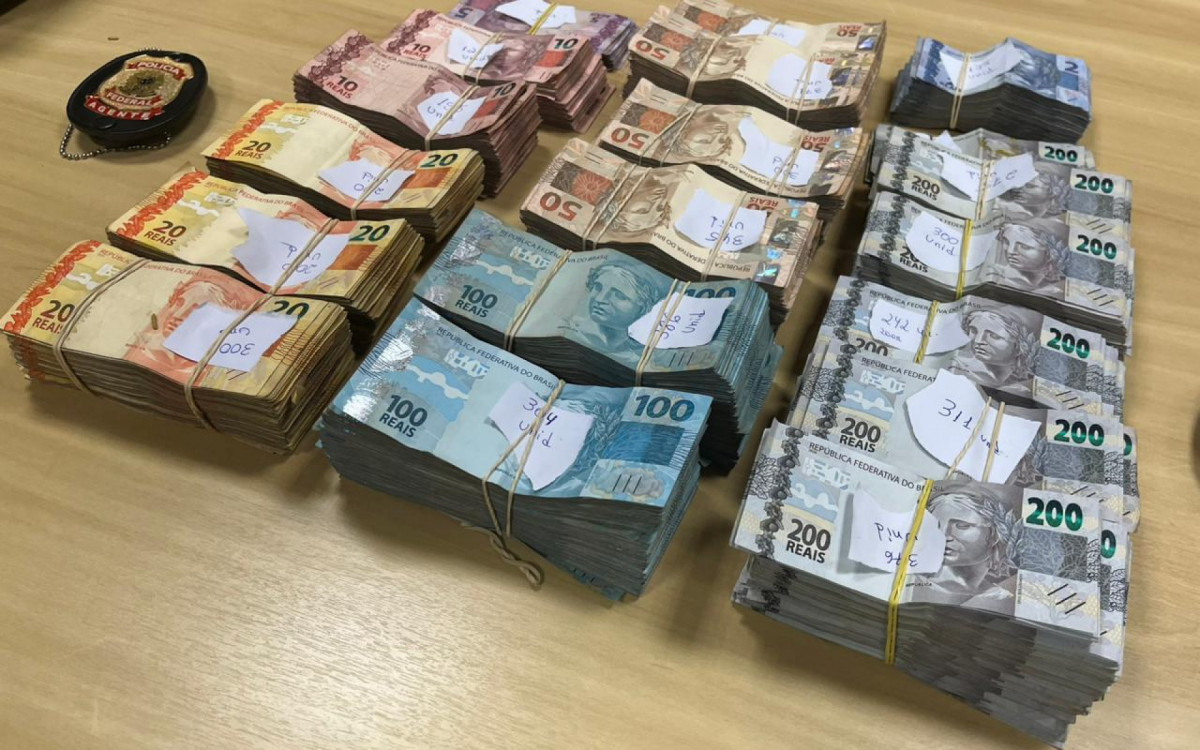 Dinheiro apreendido em sala empresarial em Xerém, na Baixada, durante a  Operação Anáfora II