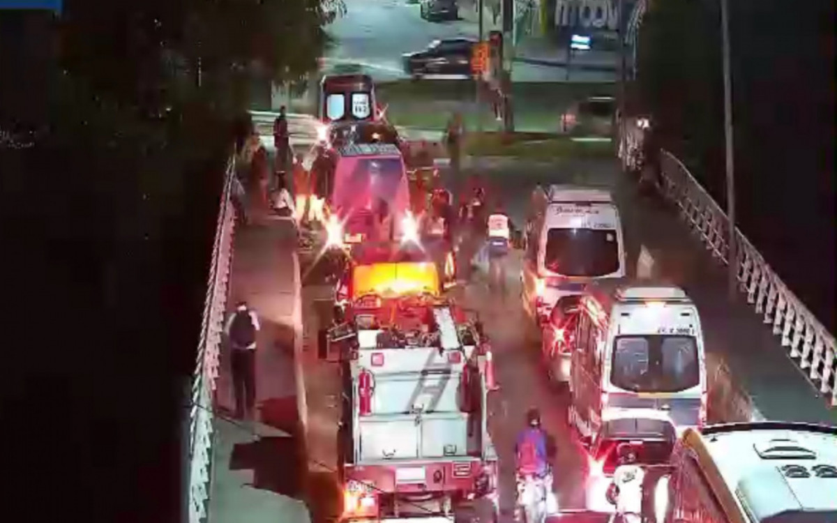 Por causa da ocorrência, uma faixa da via precisou ser ocupada