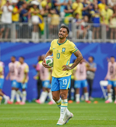 Danilo admite erro em <br>gol do Japão e exalta grupo: 'Muita resiliência'
