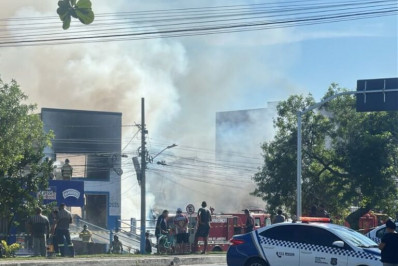 Incêndio destrói almoxarifado da Saúde e provoca desabamento de prédio em Rio das Ostras