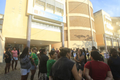 Ato pede paz e segurança após agressão contra professora na Zona Norte
