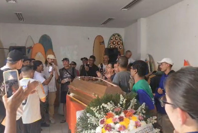 Familiares e amigos se despedem de surfista que morreu em São Conrado