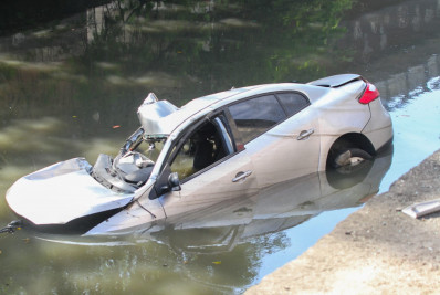 Mulher morre após carro cair em canal no Santo Cristo