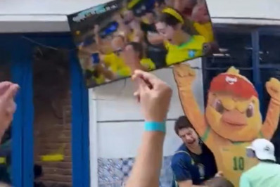 Vídeo! Torcedor quebra TV no Leblon em comemoração de gol do Brasil