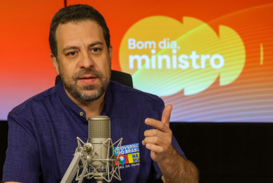 Alcolumbre 'erra feio' ao travar PEC do fim da escala 6 x 1, diz Boulos