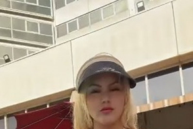 'Barbie' do Paraguai sensualiza em piscina em hotel dos Estados Unidos