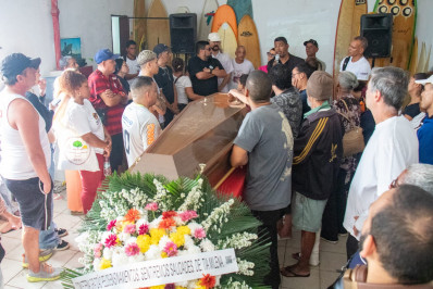 Familiares e amigos se despedem de surfista que morreu em São Conrado