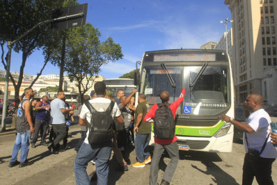 Rodoviários mantêm greve e protestam no Centro do Rio