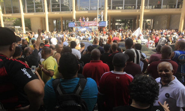 Rodoviários mantêm greve e protestam no Centro