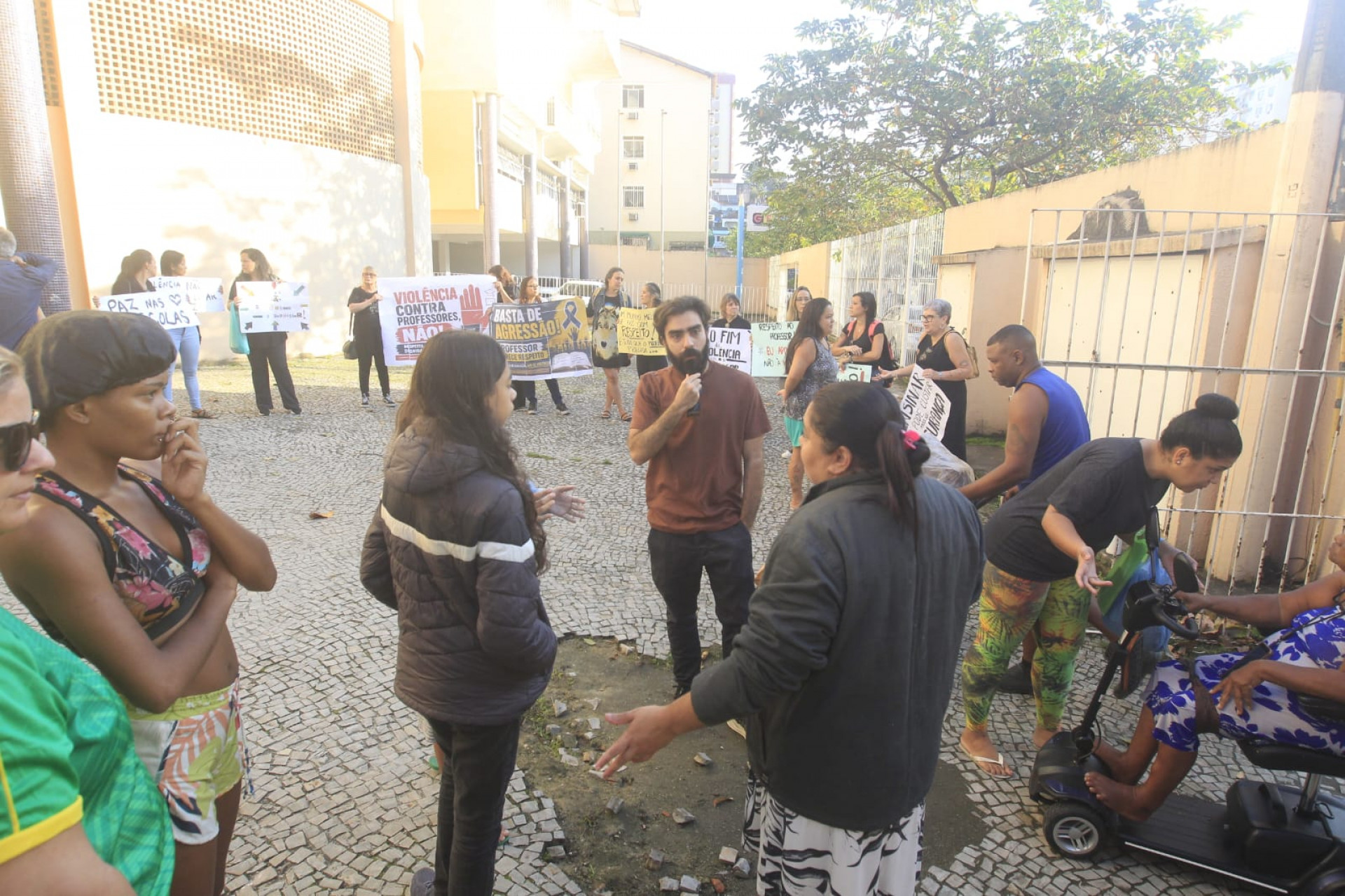 Ato envolveu profissionais de educação e responsáveis - Reginaldo Pimenta / Agência O Dia