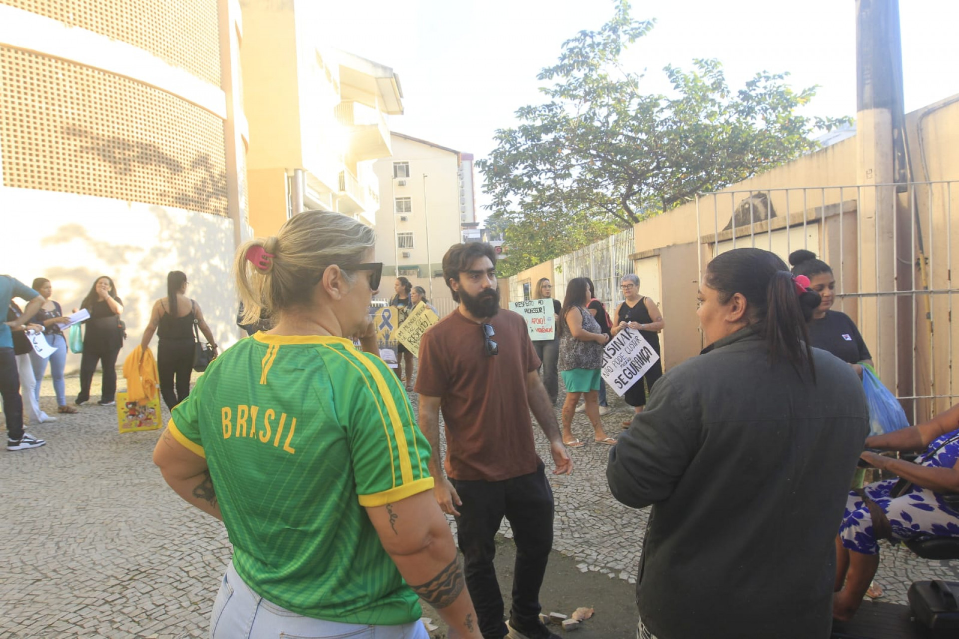 Ato envolveu profissionais de educação e responsáveis - Reginaldo Pimenta / Agência O Dia