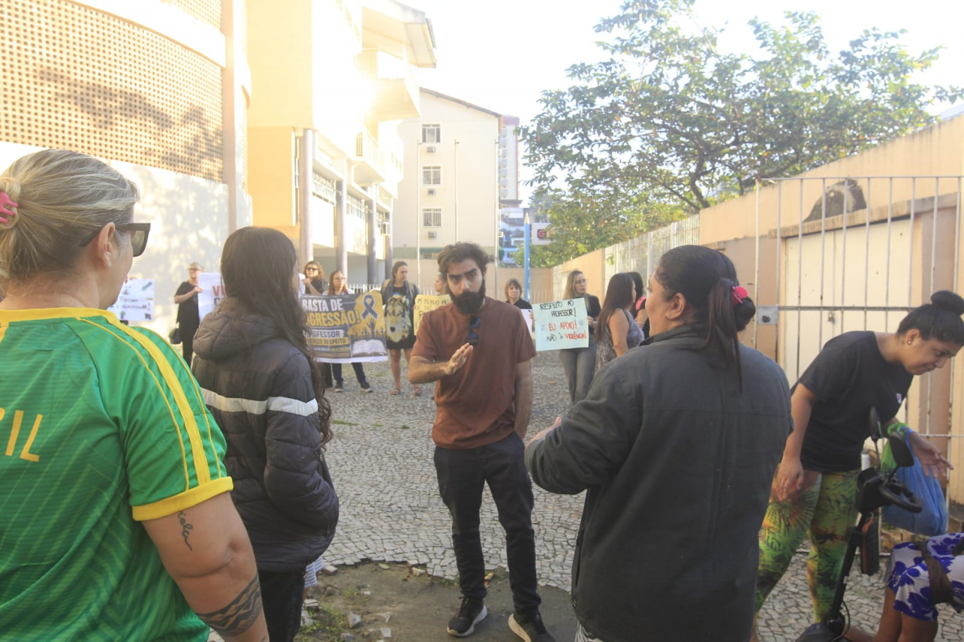 Ato envolveu profissionais de educação e responsáveis - Reginaldo Pimenta / Agência O Dia