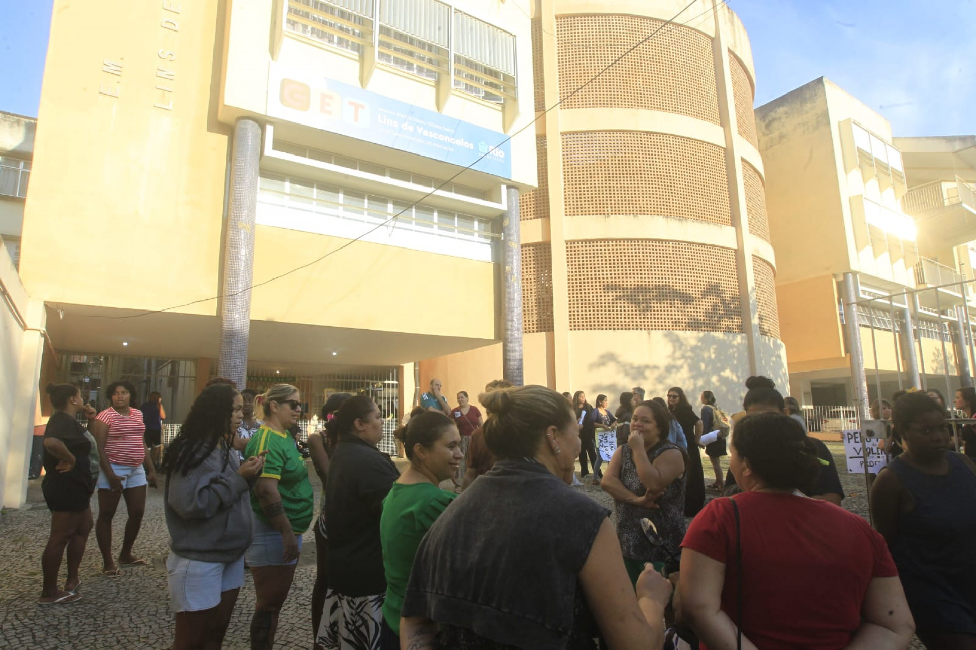 Ato envolveu profissionais de educação e responsáveis - Reginaldo Pimenta / Agência O Dia