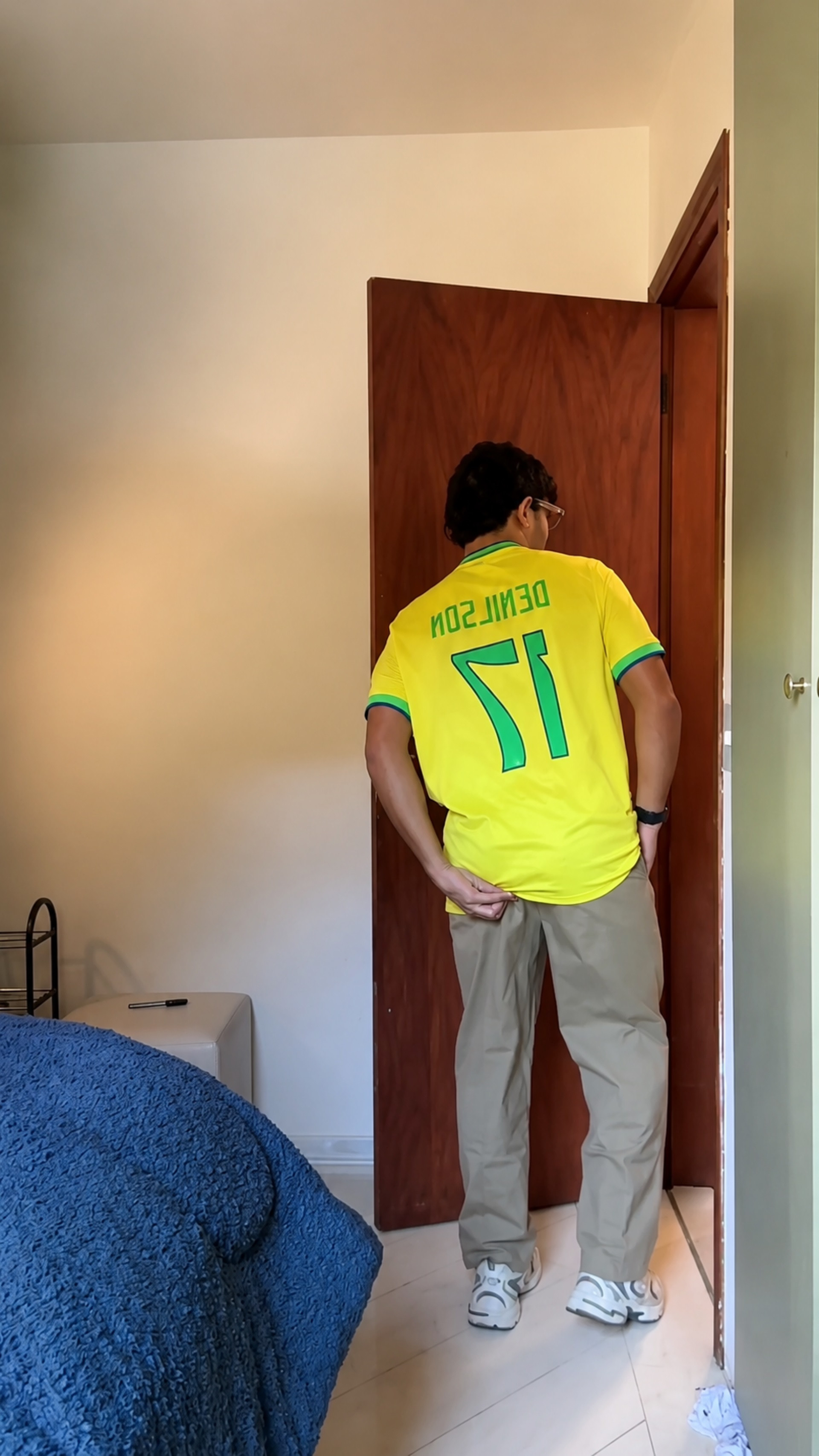 Igor Jansen ajeita o look antes do jogo do Brasil