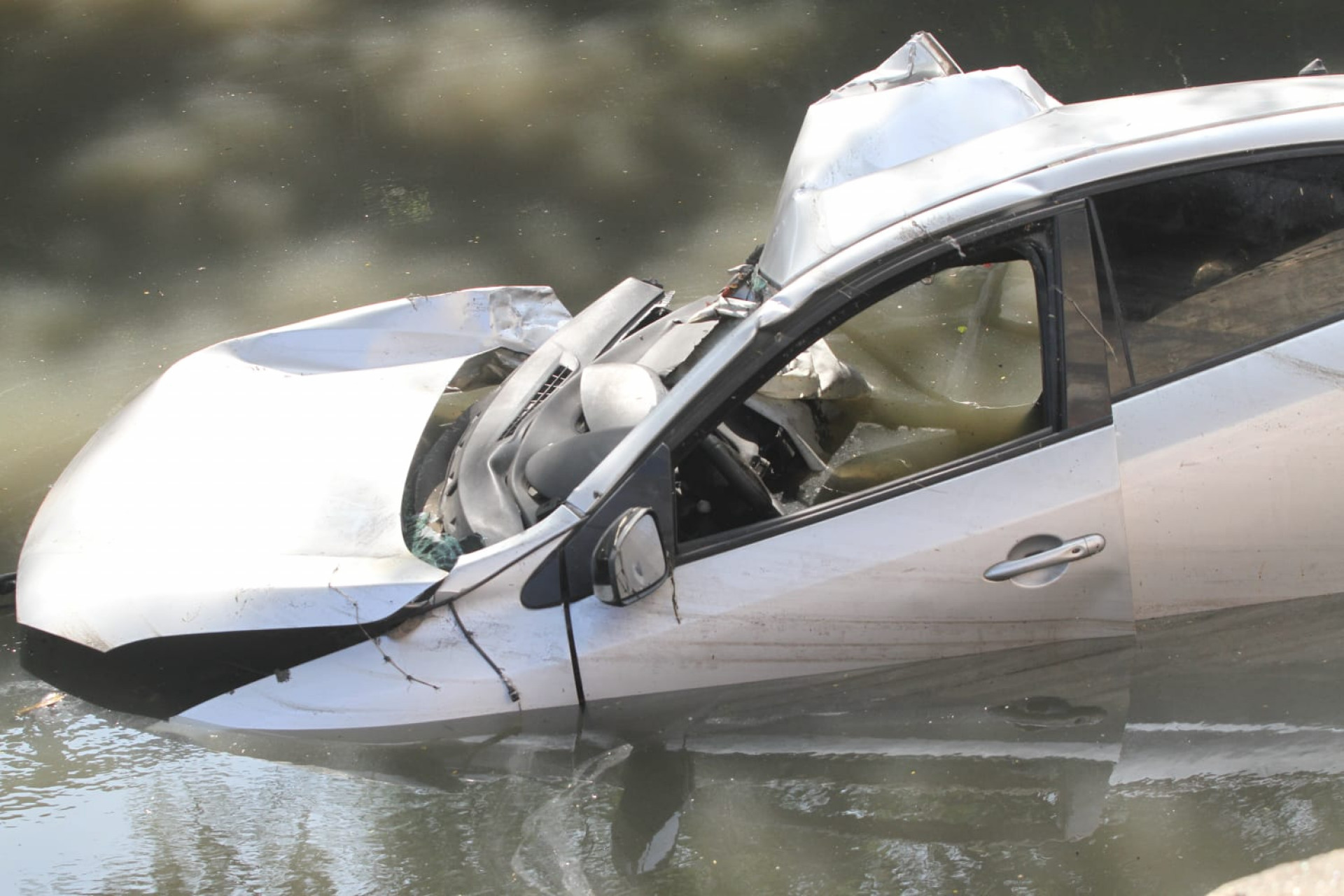 Carro permanecia no Canal do Mangue no início da tarde desta terça-feira (30) - Érica Martin / Agência O Dia