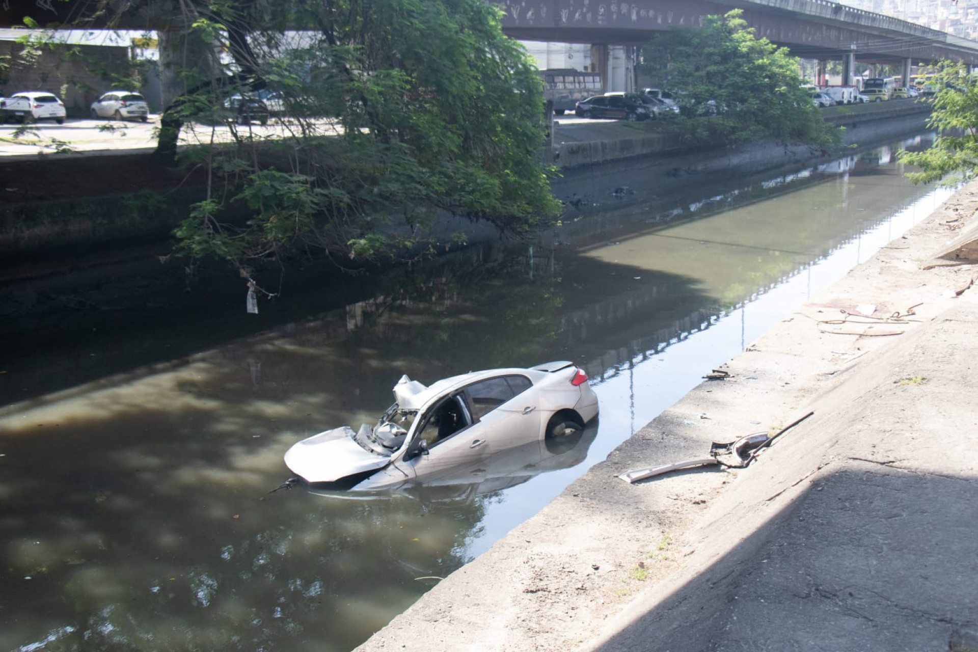 Carro permanecia no Canal do Mangue no início da tarde desta terça-feira (30) - Érica Martin / Agência O Dia