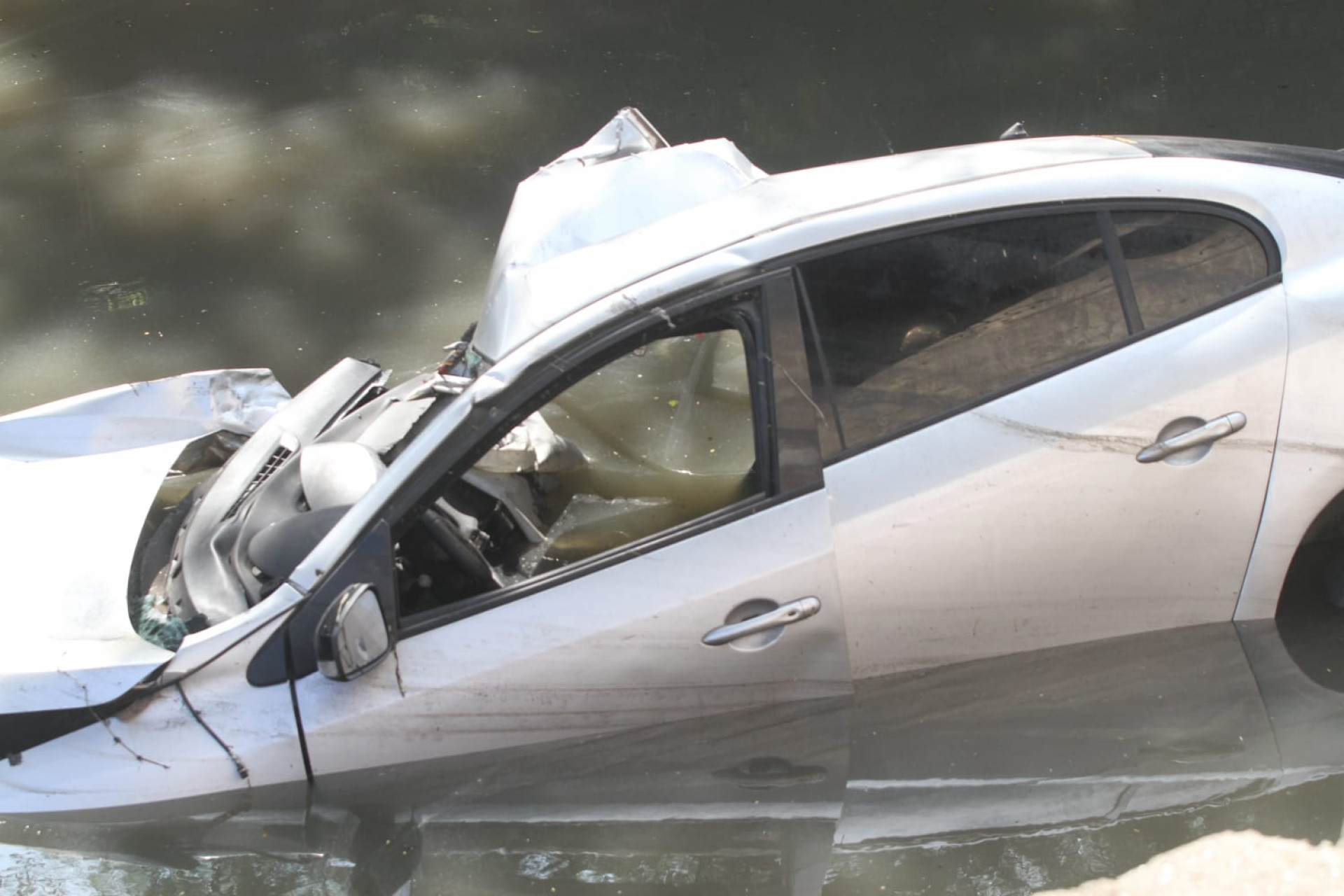 Carro permanecia no Canal do Mangue no início da tarde desta terça-feira (30) - Érica Martin / Agência O Dia