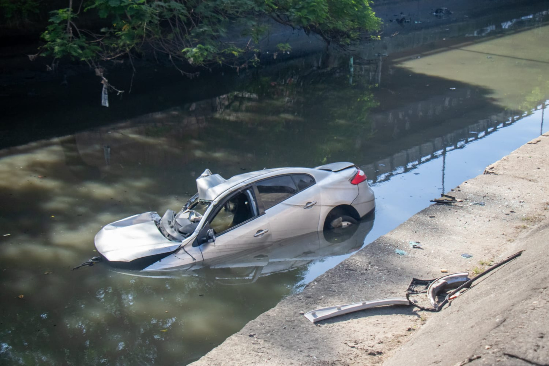 Carro permanecia no Canal do Mangue no início da tarde desta terça-feira (30) - Érica Martin / Agência O Dia