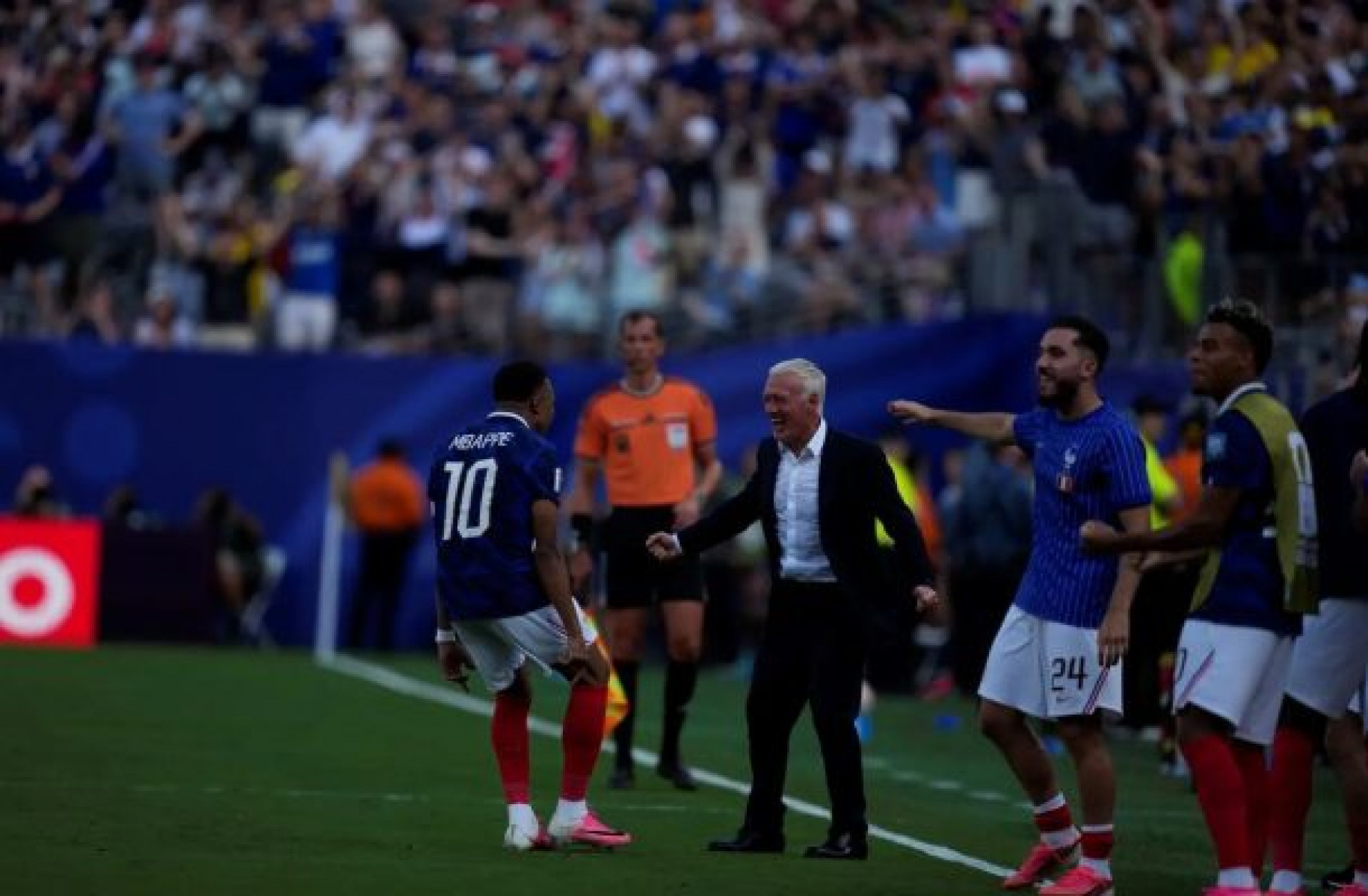 Maior vencedor da hist&oacute;ria das Copas, Deschamps recebe carinho ap&oacute;s luto