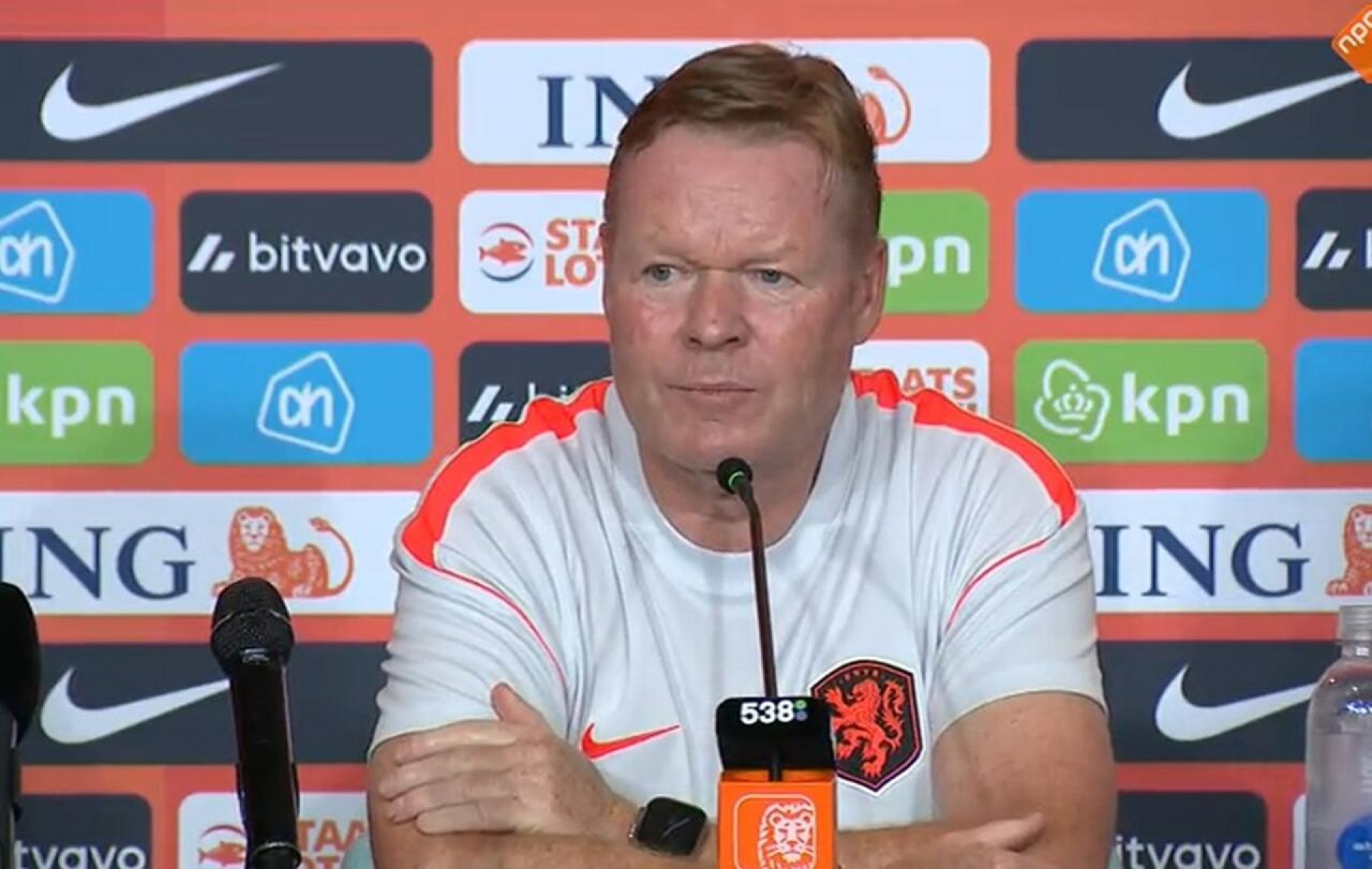 Ronald Koeman troca farpas com jornalista ap&oacute;s queda da Holanda na Copa