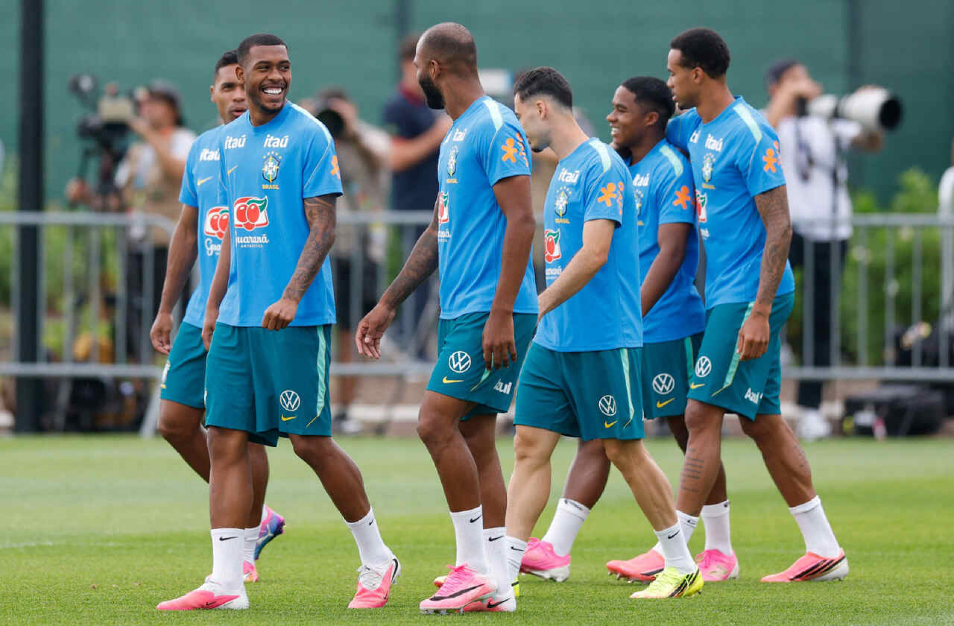 Ainda sem Raphinha, Brasil tem treino em clima descontra&iacute;do ap&oacute;s classifica&ccedil;&atilde;o