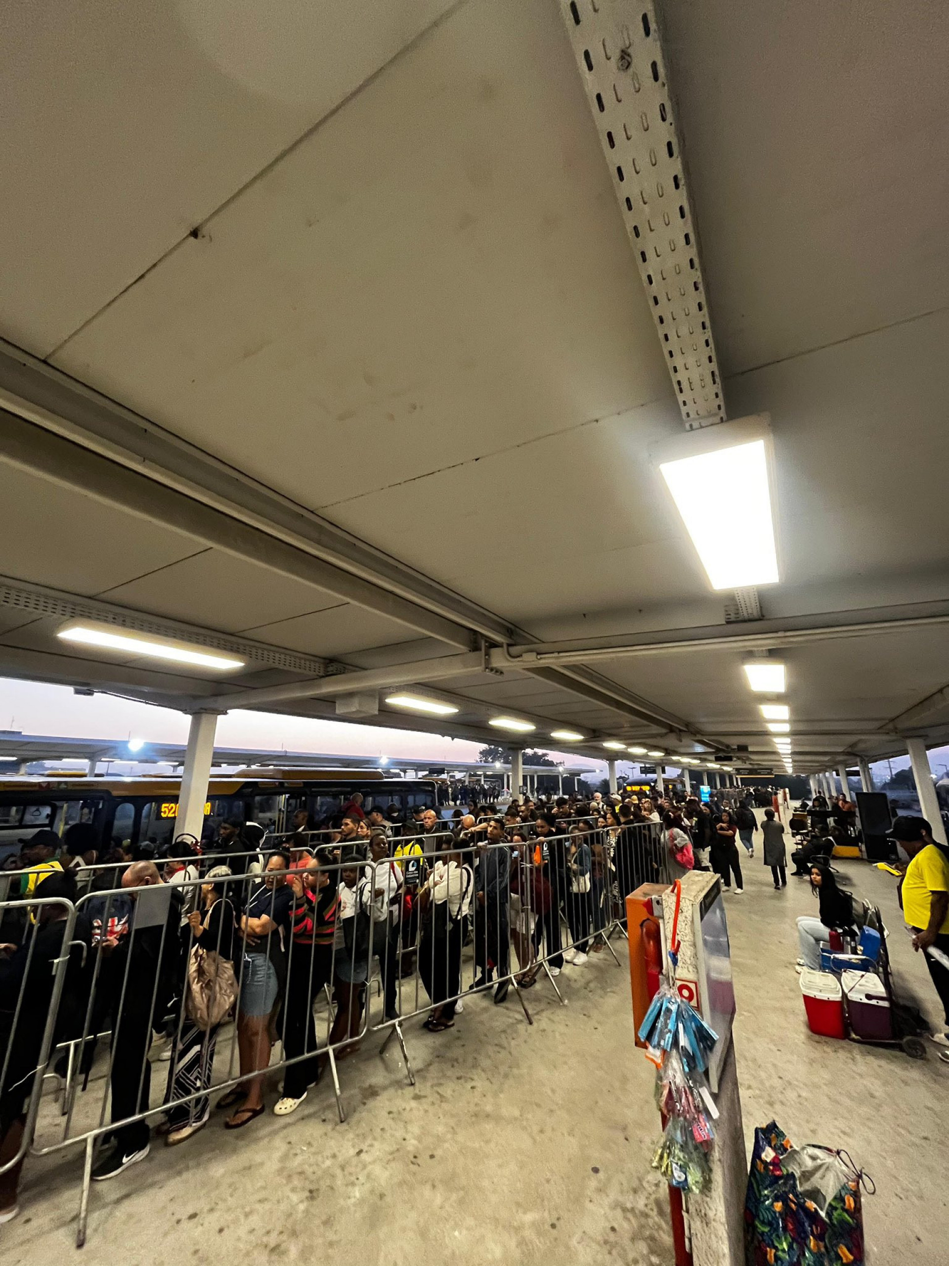 Passageiros enfrentam longas filas no Terminal Deodoro