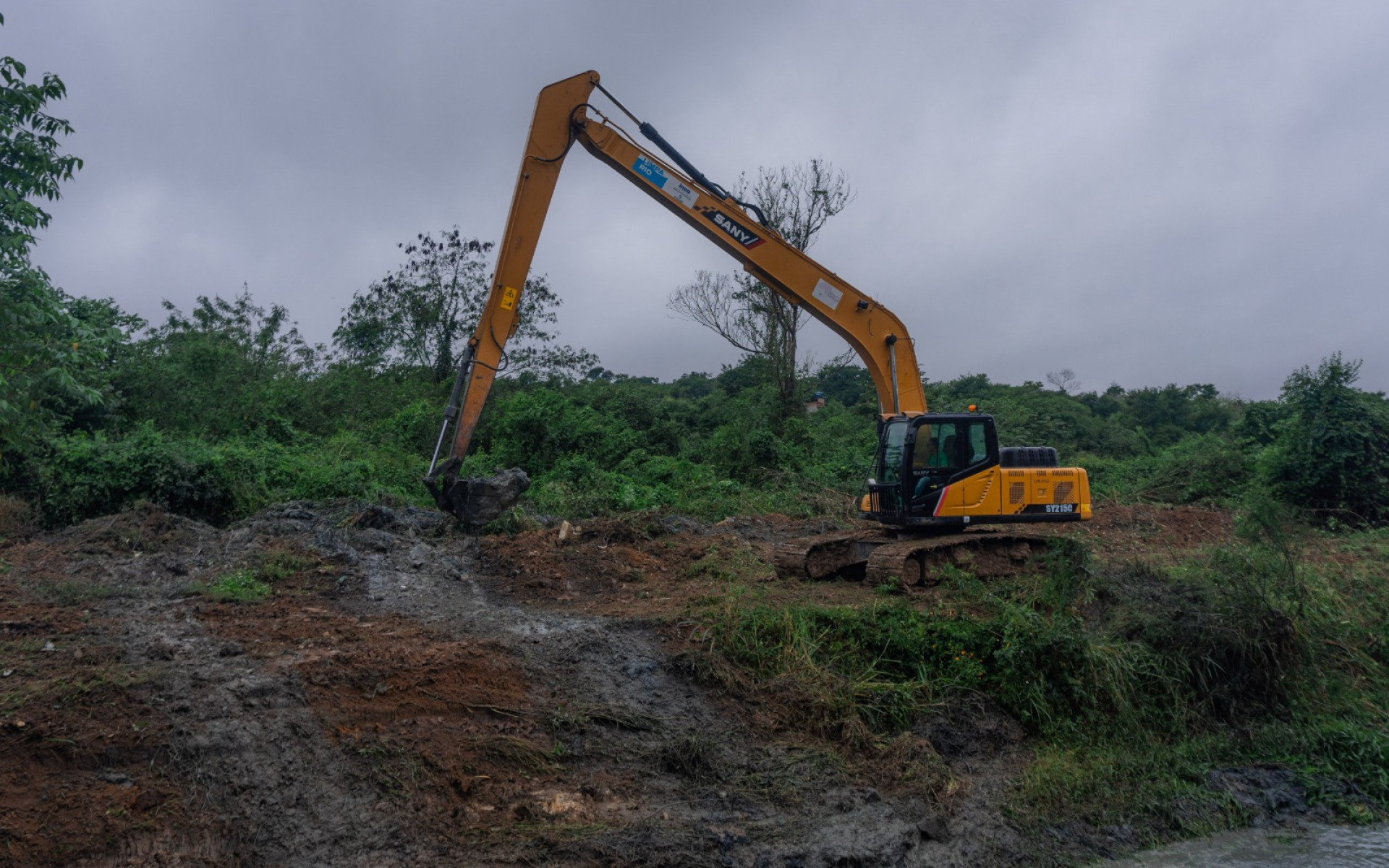 Itaboraí segue na limpeza e desassoreamento dos rios