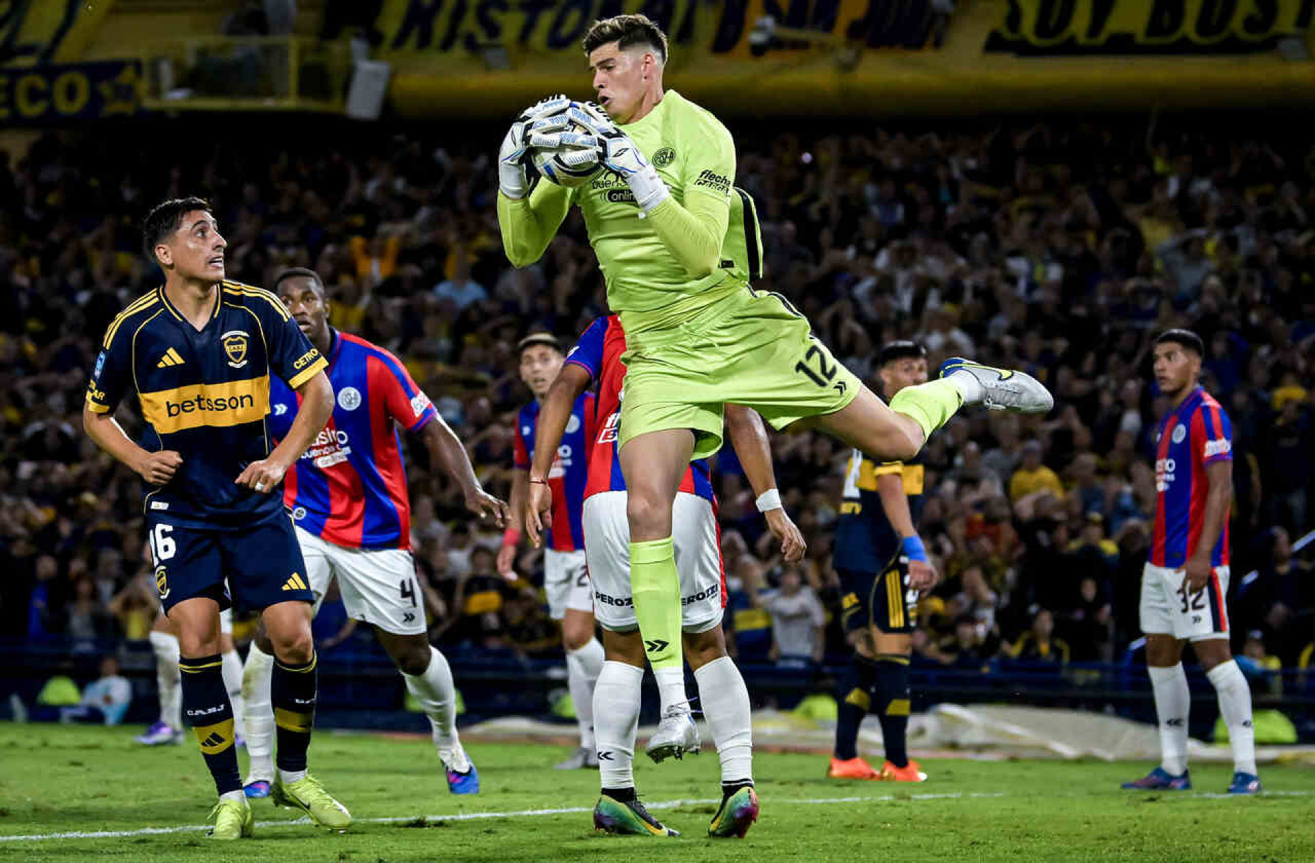 Her&oacute;i nos p&ecirc;naltis, goleiro do Paraguai jogava em equipe B at&eacute; os 24 anos