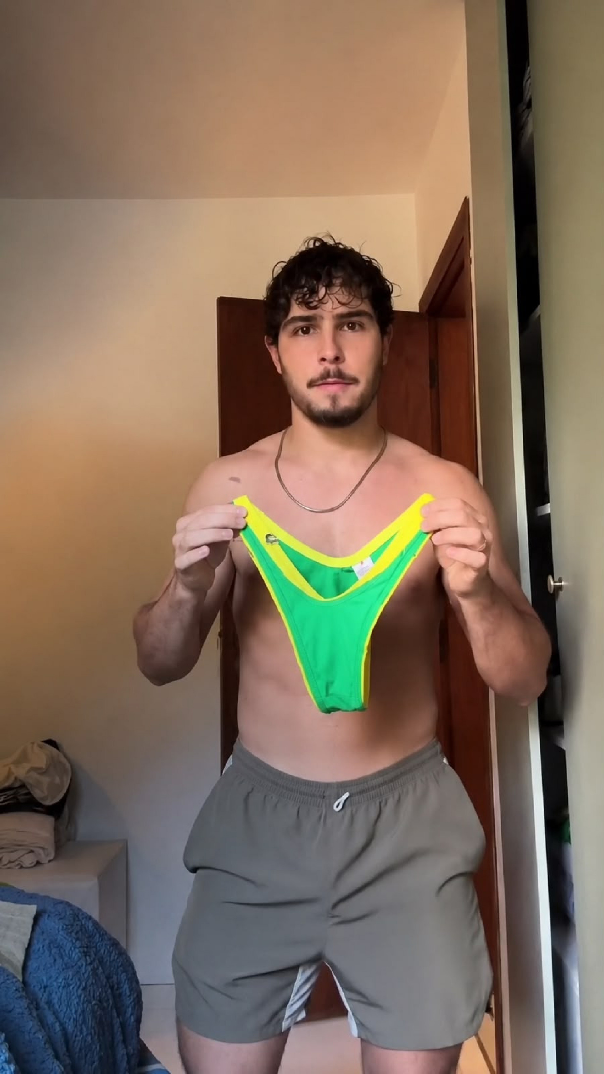 Ator segura a pe&ccedil;a &iacute;ntima verde-amarela que virou assunto antes da partida