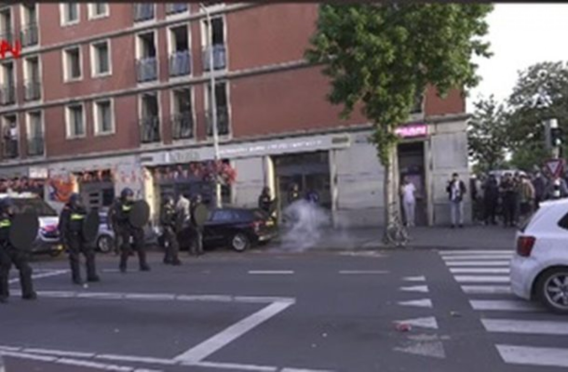 V&iacute;deo: pol&iacute;cia reprime com viol&ecirc;ncia festa de imigrantes marroquinos na Holanda
