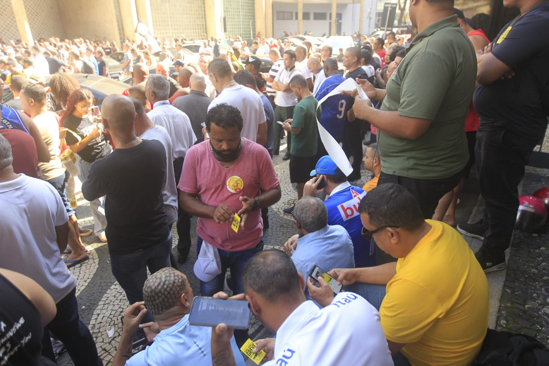 Rodoviários reunidos em frente ao Tribunal Regional do Trabalho para definição de greve - Reginaldo Pimenta/Agência O DIA