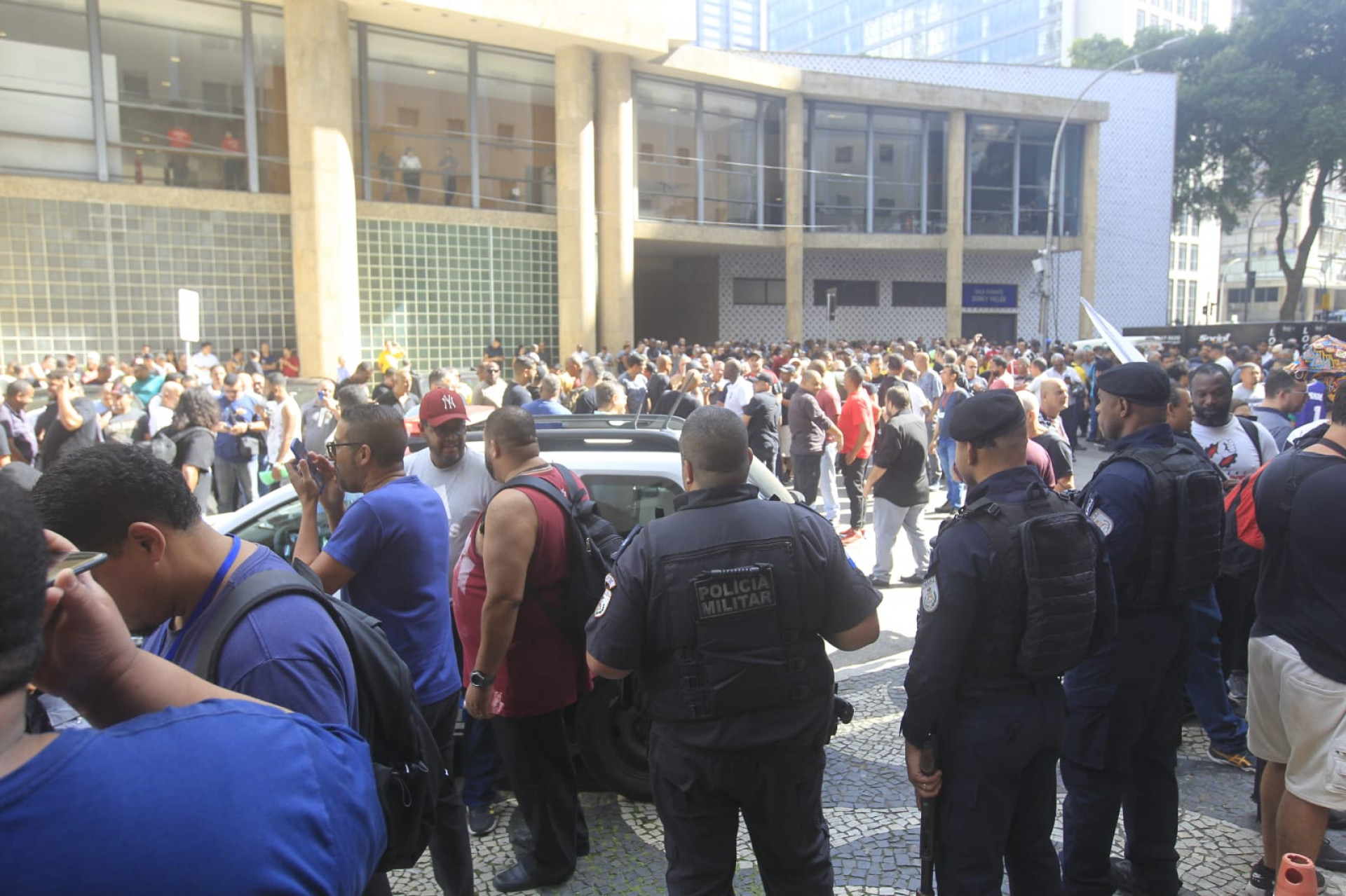 Rodoviários reunidos em frente ao Tribunal Regional do Trabalho para definição de greve - Reginaldo Pimenta/Agência O DIA