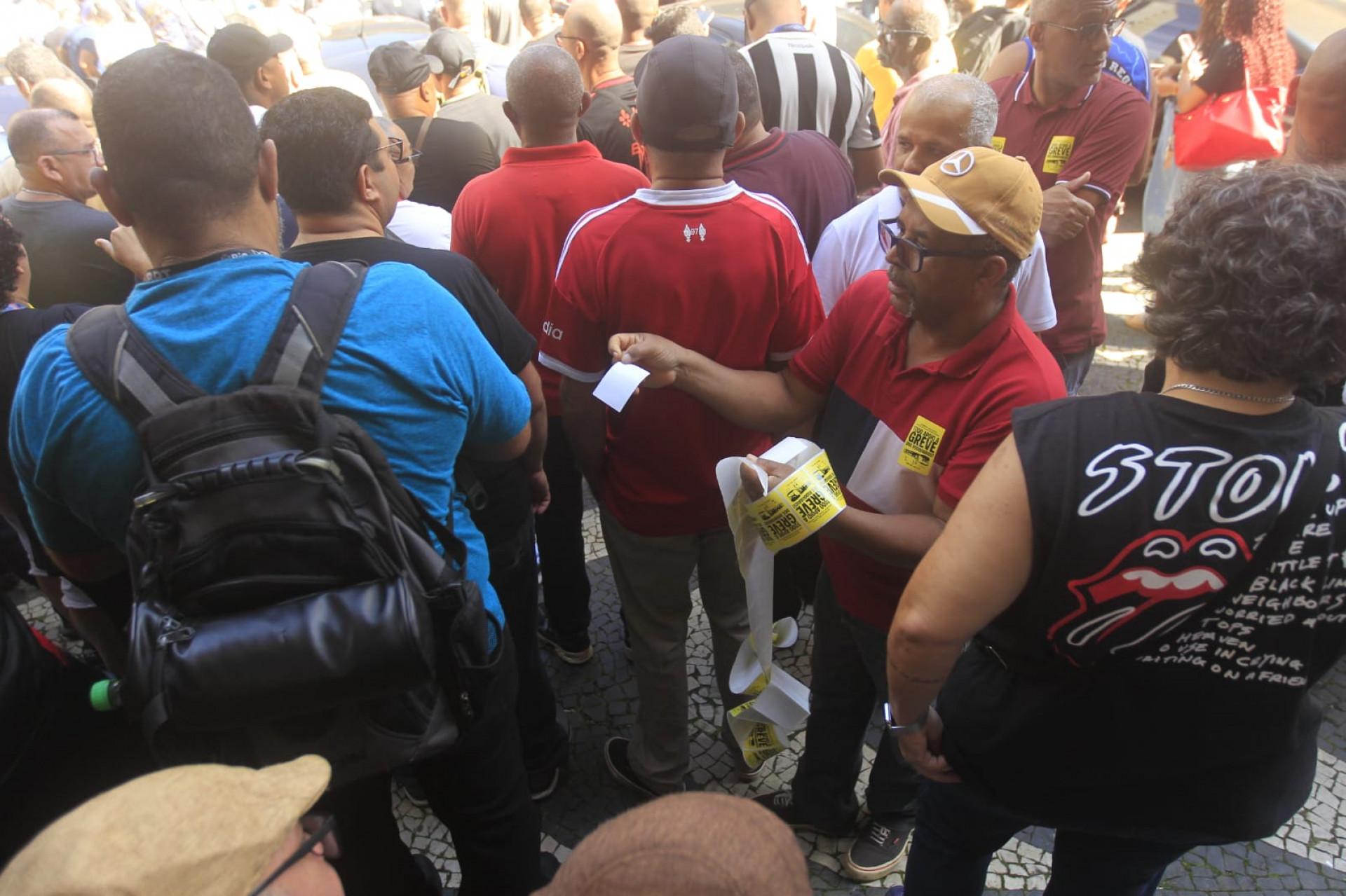 Rodoviários reunidos em frente ao Tribunal Regional do Trabalho para definição de greve - Reginaldo Pimenta/Agência O DIA