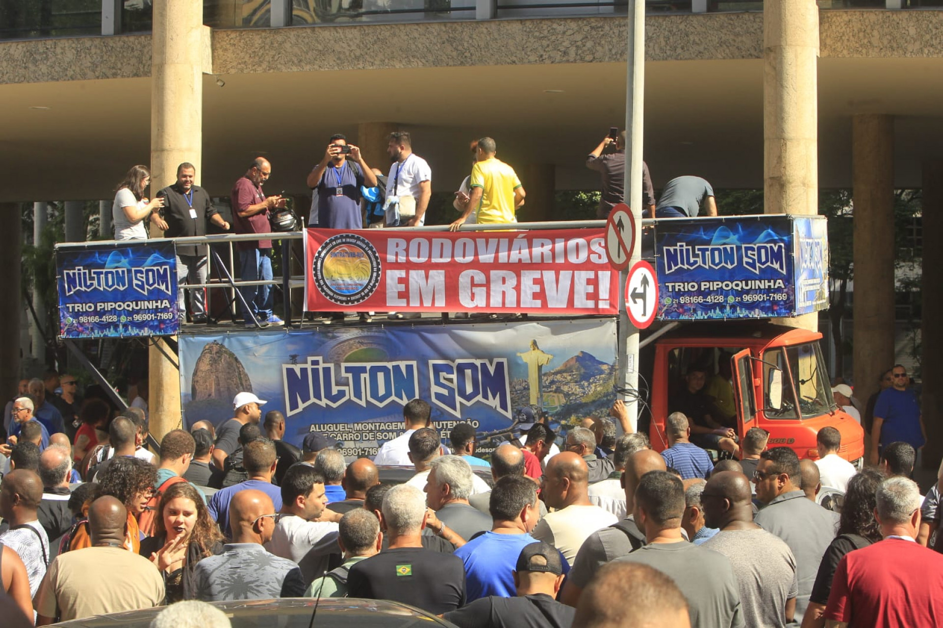 Rodoviários reunidos em frente ao Tribunal Regional do Trabalho para definição de greve - Reginaldo Pimenta/Agência O DIA