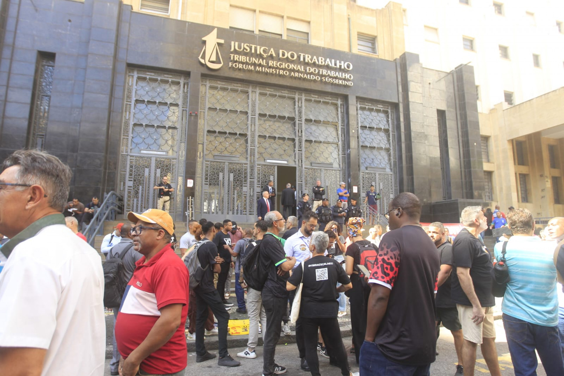 Rodoviários reunidos em frente ao Tribunal Regional do Trabalho para definição de greve - Reginaldo Pimenta/Agência O DIA