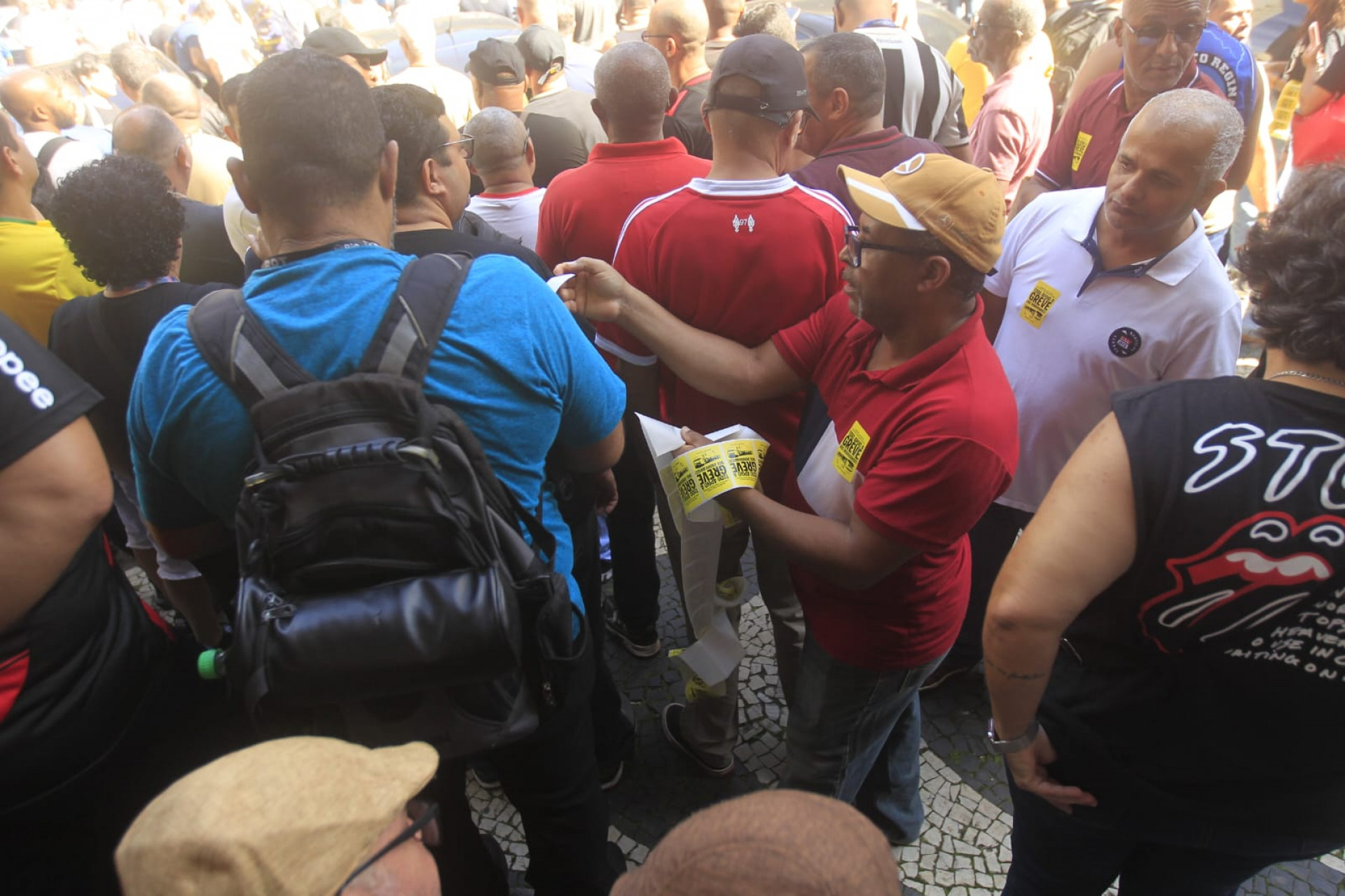 Rodoviários reunidos em frente ao Tribunal Regional do Trabalho para definição de greve - Reginaldo Pimenta/Agência O DIA