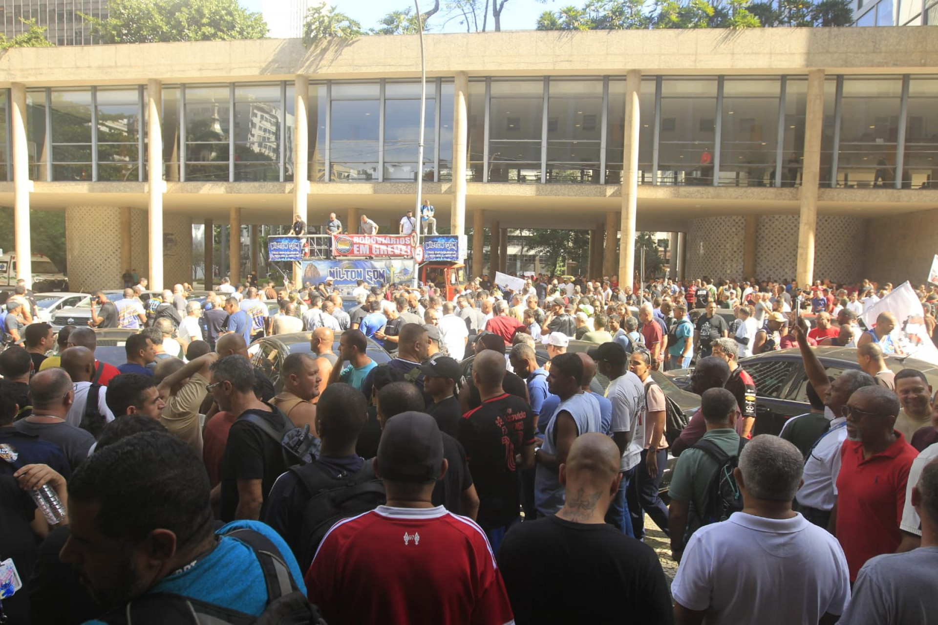 Rodoviários reunidos em frente ao Tribunal Regional do Trabalho para definição de greve - Reginaldo Pimenta/Agência O DIA