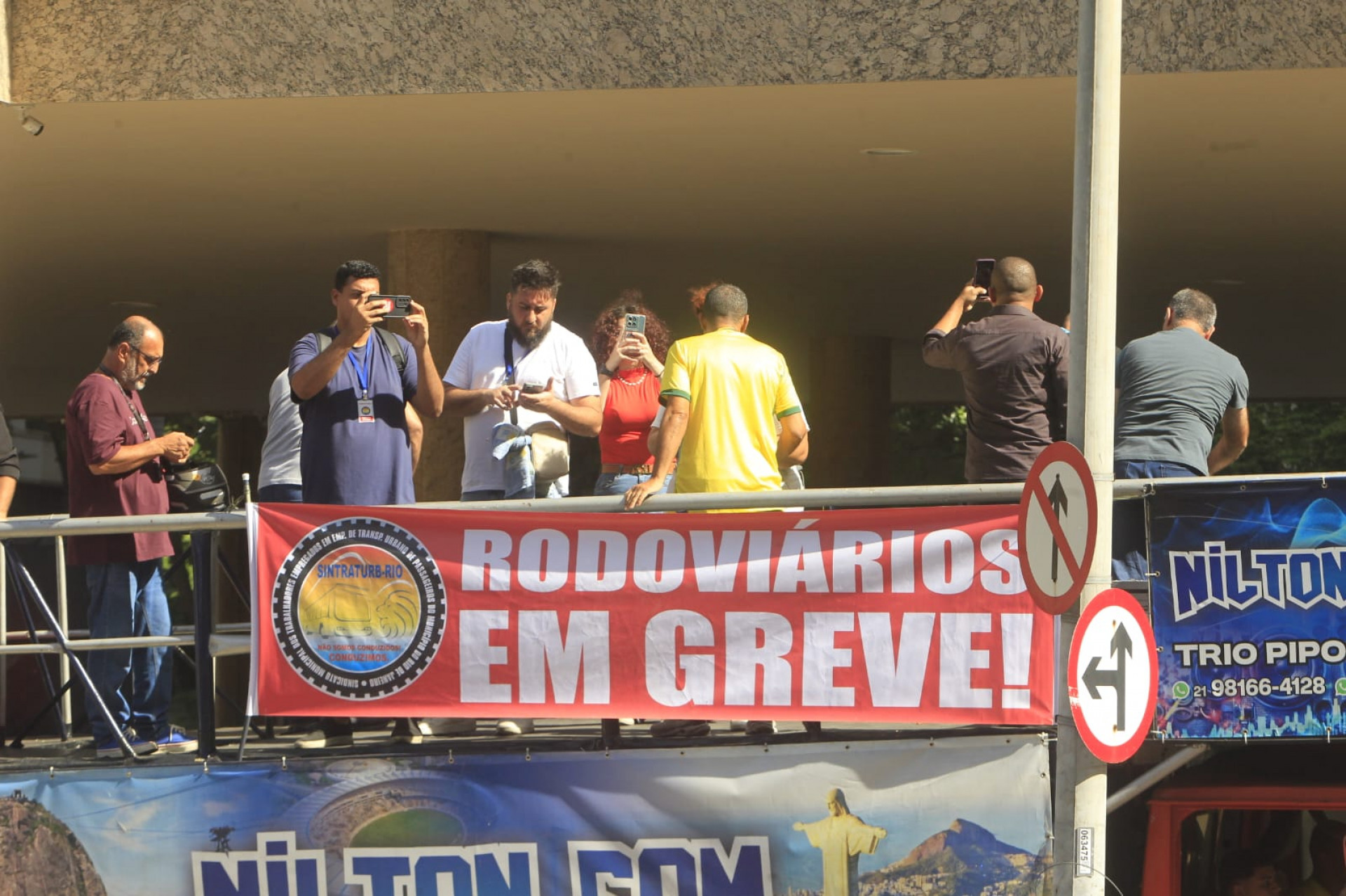 Rodoviários reunidos em frente ao Tribunal Regional do Trabalho para definição de greve - Reginaldo Pimenta/Agência O DIA