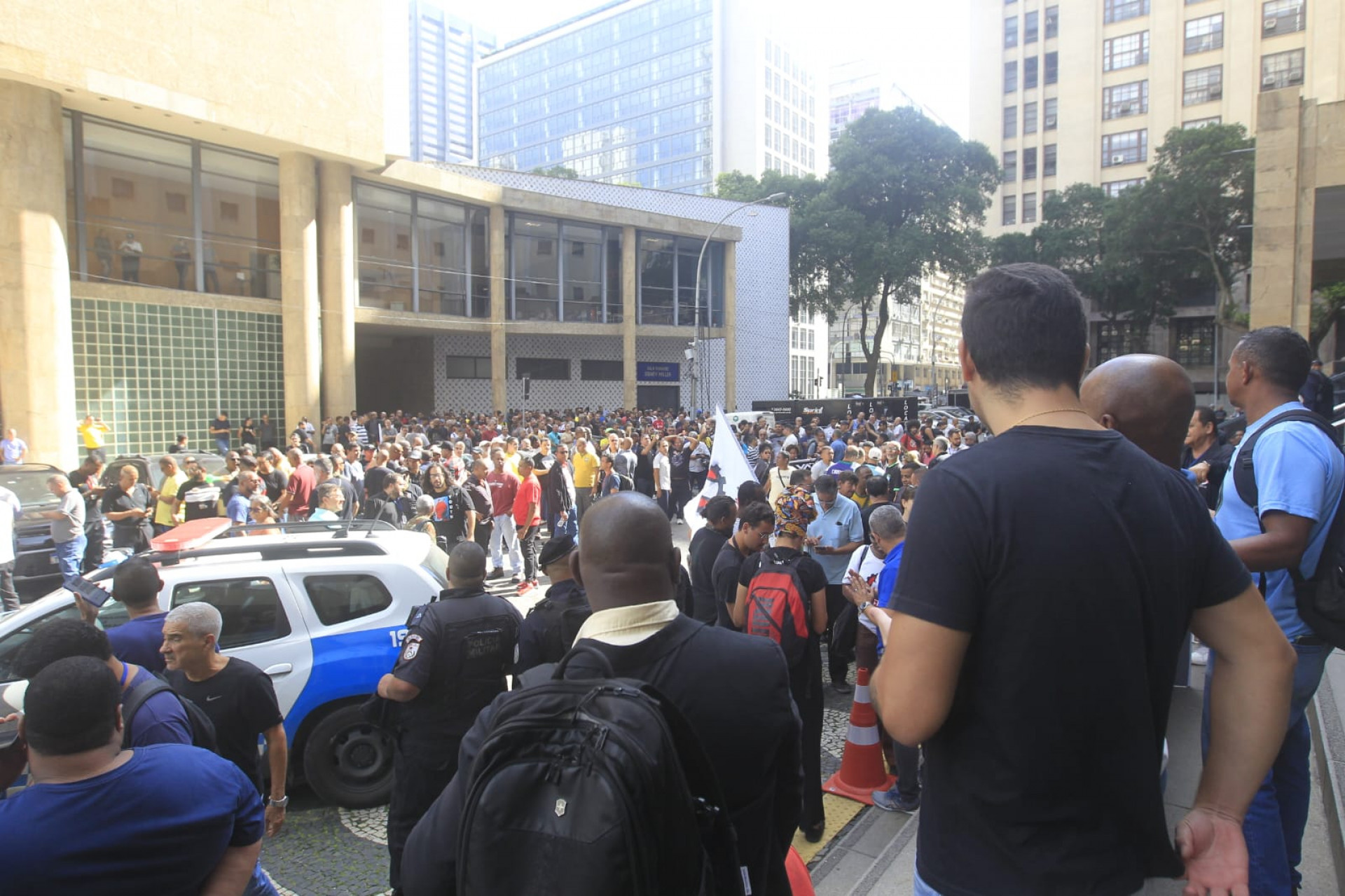 Rodoviários reunidos em frente ao Tribunal Regional do Trabalho para definição de greve - Reginaldo Pimenta/Agência O DIA