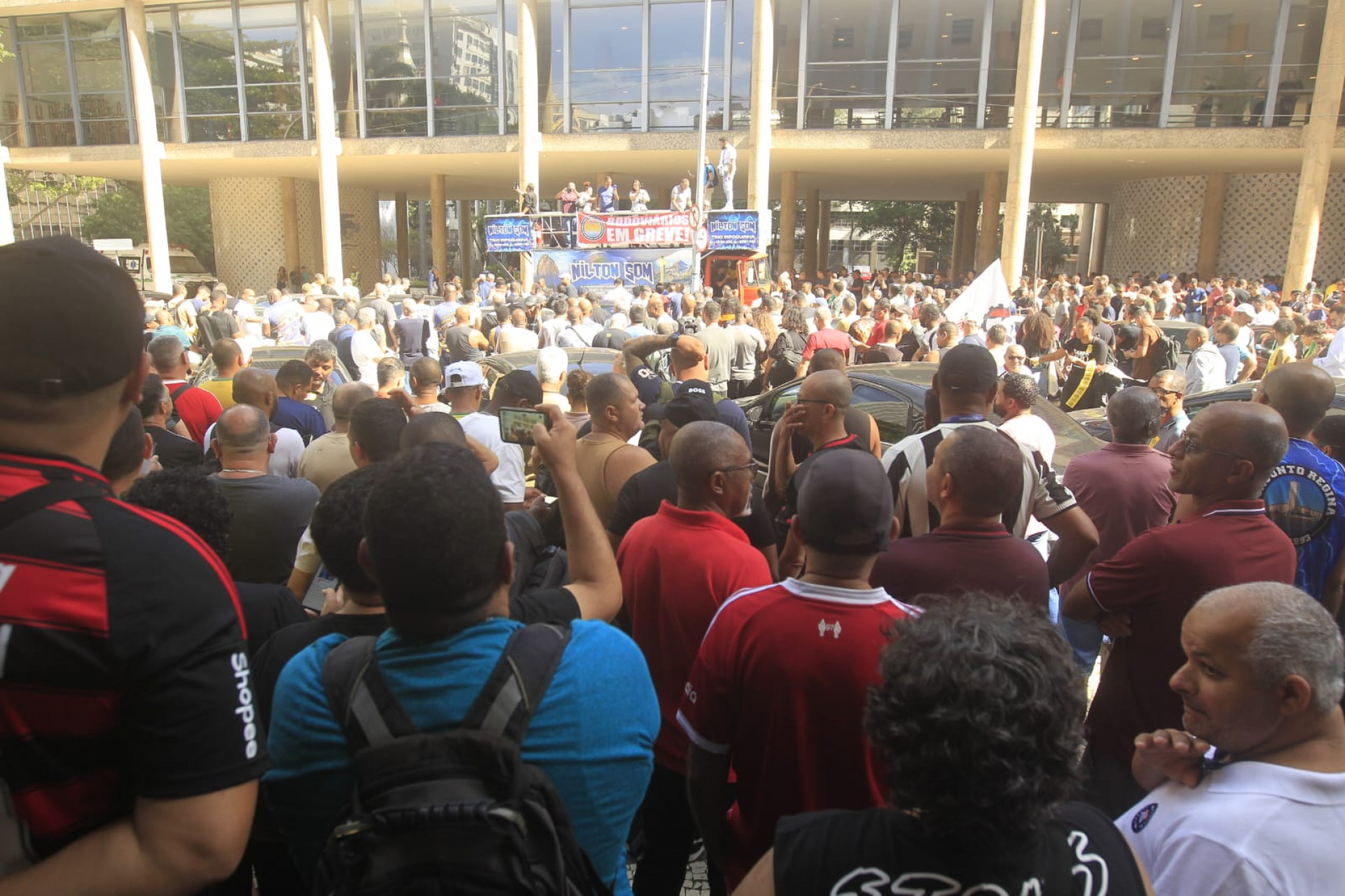 Rodoviários reunidos em frente ao Tribunal Regional do Trabalho para definição de greve - Reginaldo Pimenta/Agência O DIA