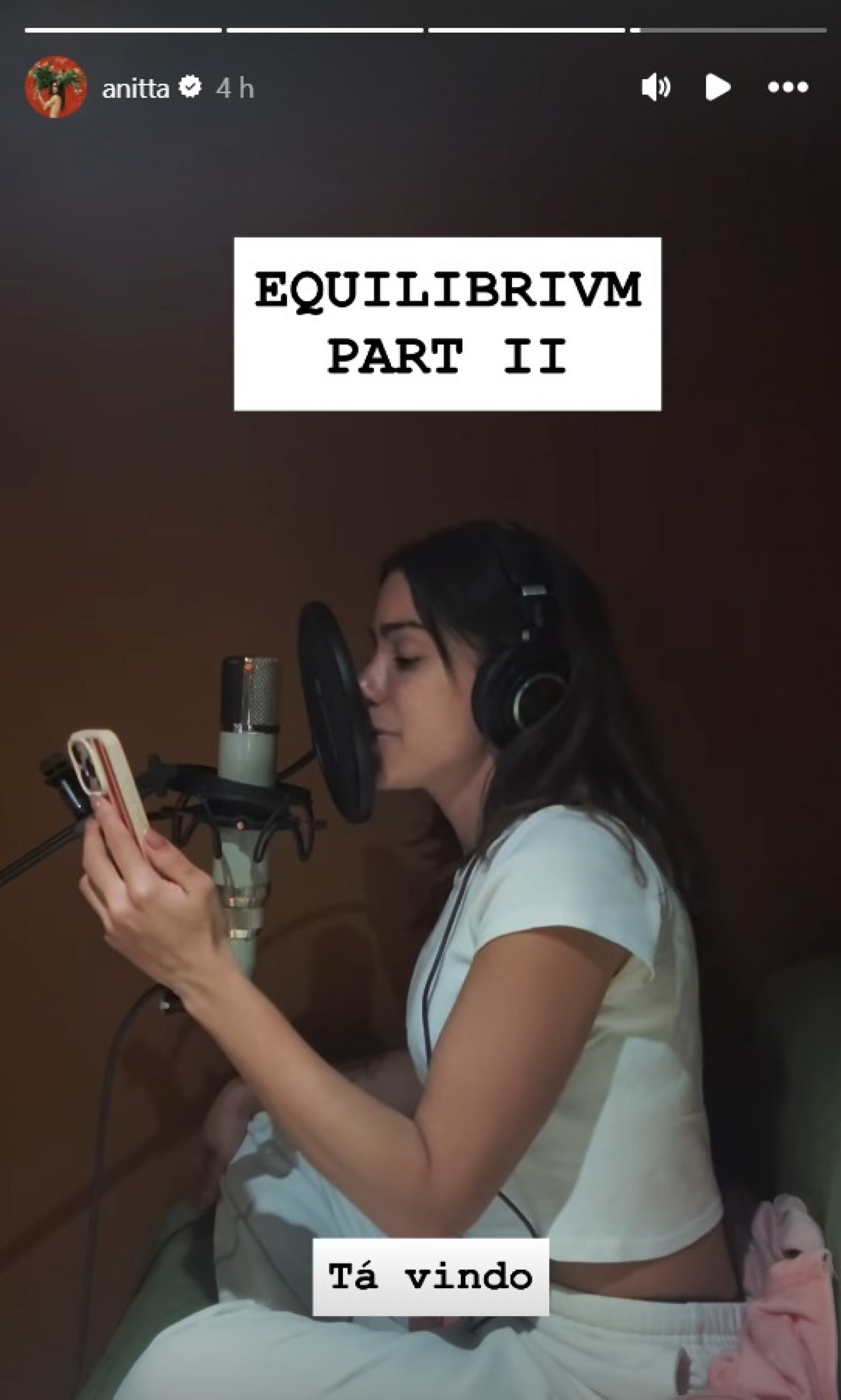 Anitta publicou v&iacute;deo gravando nova faixa em est&uacute;dio e antecipou trechos com refer&ecirc;ncias &agrave; prote&ccedil;&atilde;o espiritual e &agrave; Nossa Senhora